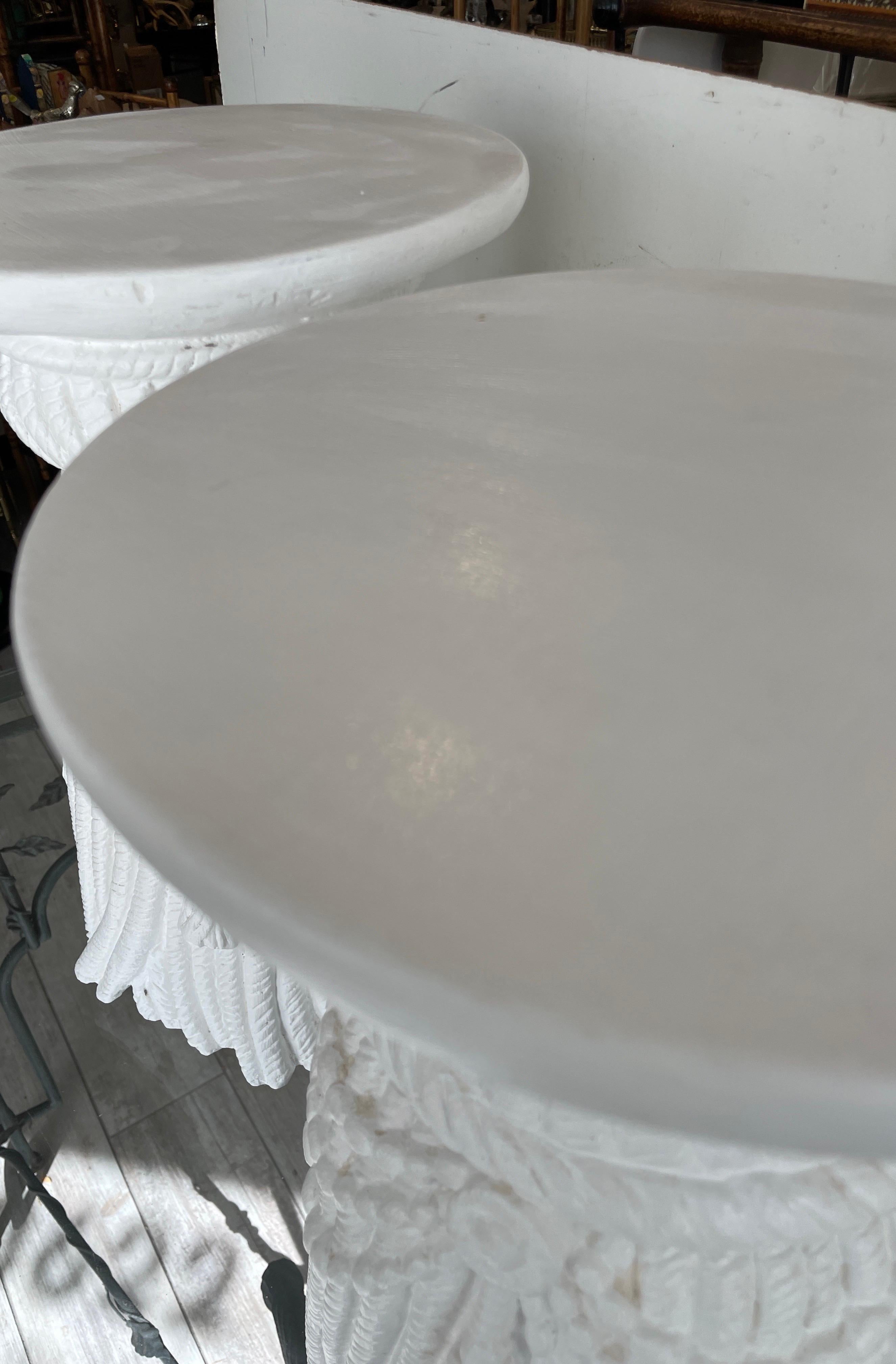 Composizione Coppia di tavolini da salotto/bevande bianchi con nappe e fiocchi in vendita
